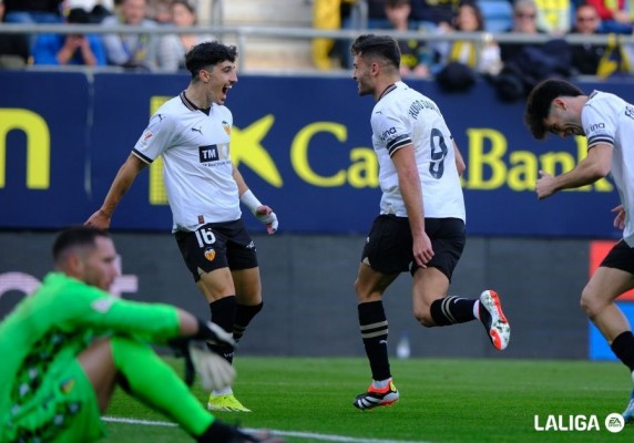 El Valencia golea al Cádiz pese al VAR
