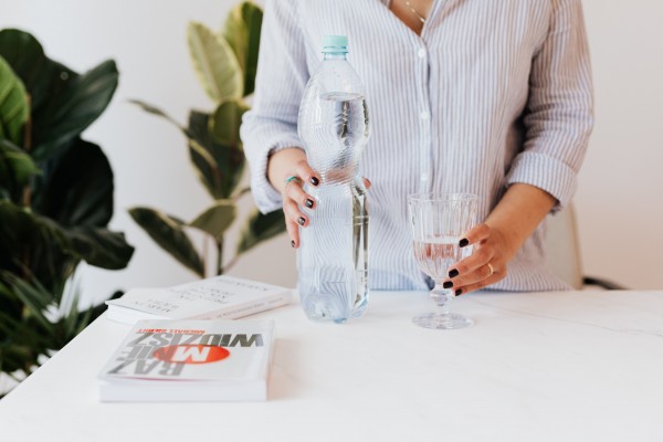 Beber agua alcalina envasada no ayuda a prevenir los cálculos renales