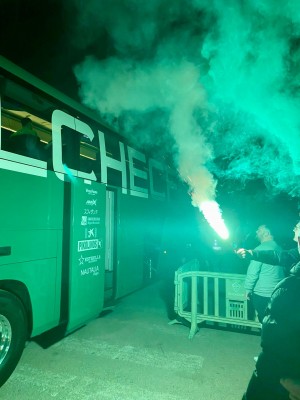 La afición del Elche da continuidad a la fiesta