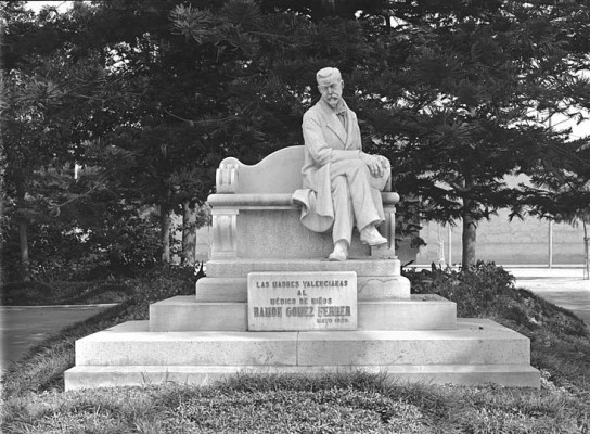 La estatua de Gómez Ferrer recupera el pie derecho