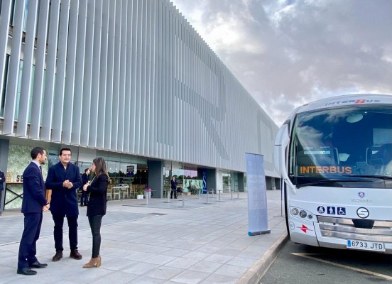 Arrancan las rutas de autobús que conectan el aeropuerto de Corvera con Cartagena y Murcia