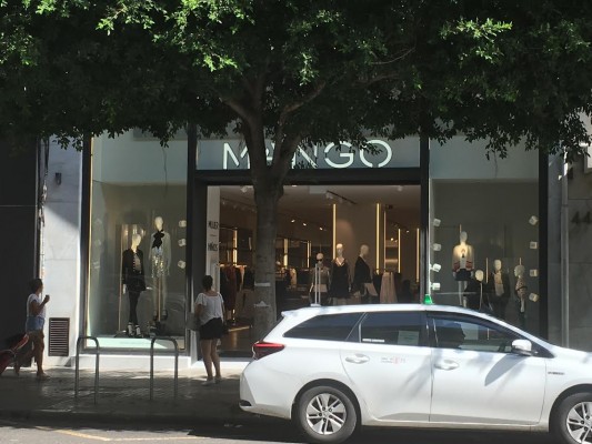 Mango gana terreno a Zara en la calle Colón