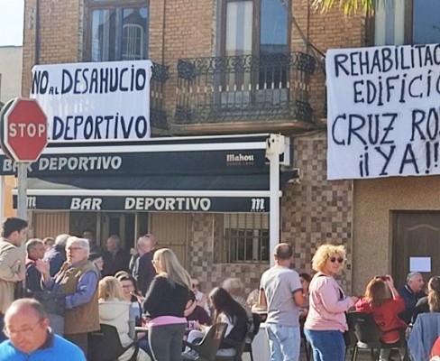 Cerca de medio millar de personas piden a Cruz Roja que no cierre su sede en El Algar y defienden la permanencia de la cafetería