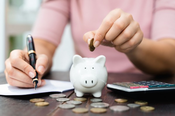 Depósitos y efectivo pierden brillo en el ahorro de las familias españolas por primera vez desde 2017