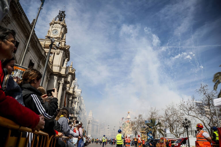 Educación destina 180.000 euros para promocionar el valenciano en los llibrets de Fallas y Magdalena