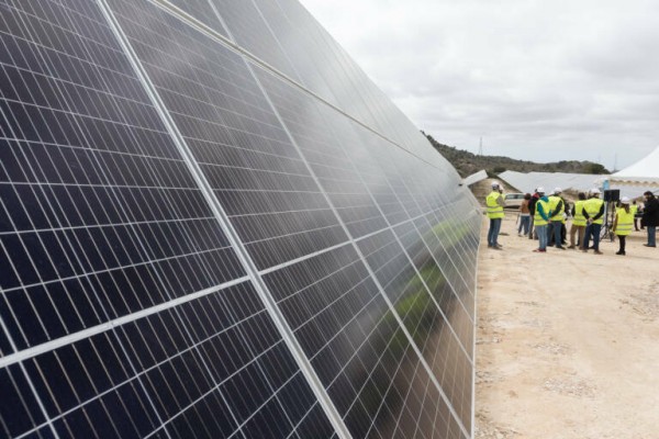 La convalidación del decreto anticrisis da oxígeno a inversiones millonarias en renovables