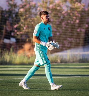 El Levante rescinde al meta Adrián Romero