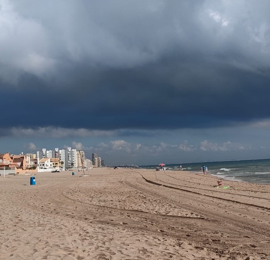 Una nueva inspección en El Perellonet no detecta restos de pélets, pero se seguirá observando la zona
