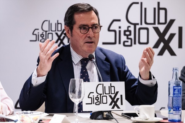 La CEOE consulta a los sectores más afectados por el aumento del salario mínimo si lo subirían un 4 %
