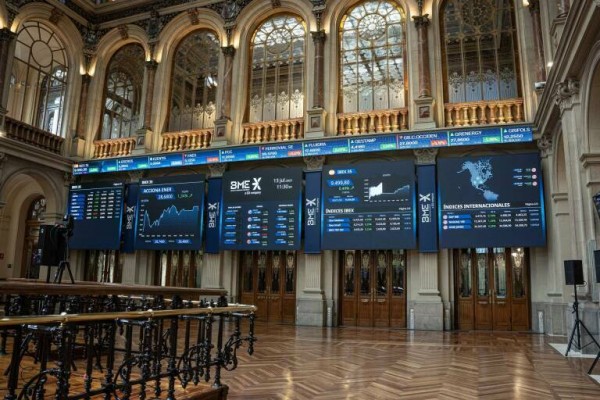 El Ibex 35 salvó el 10.000 al cierre, mientras Grifols se hundió casi un 26% tras la 'cazada' de Gotham