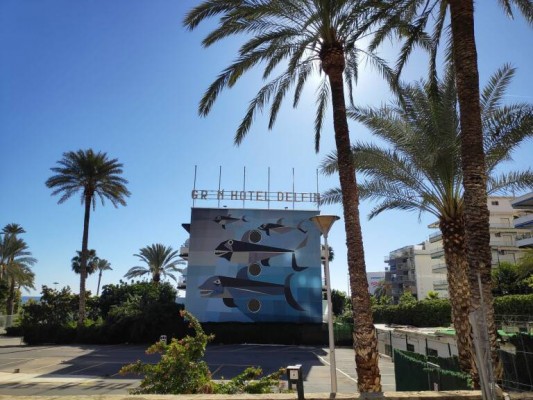 Goya Real Estate se compromete a mantener el mural de la fachada del hotel Delfín de Benidorm