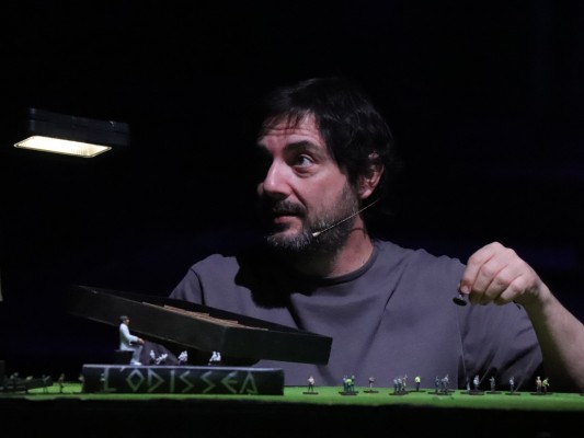 Jacobo Pallarés critica el mito de Ulises en una trilogía 
