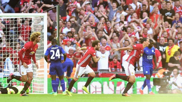 Ibrahimovic aparece para darle la Community Shield al Manchester United