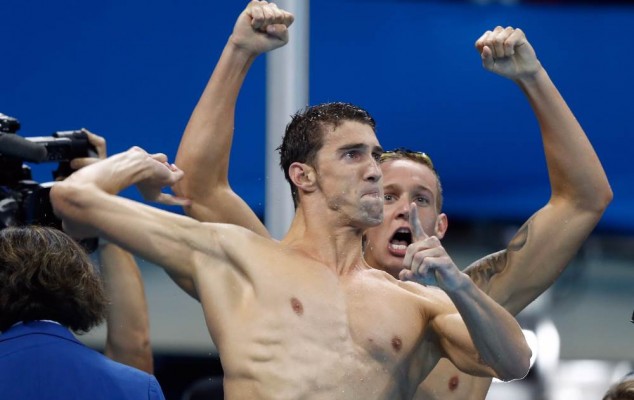 Phelps agiganta su leyenda con un nuevo oro en el 4x100