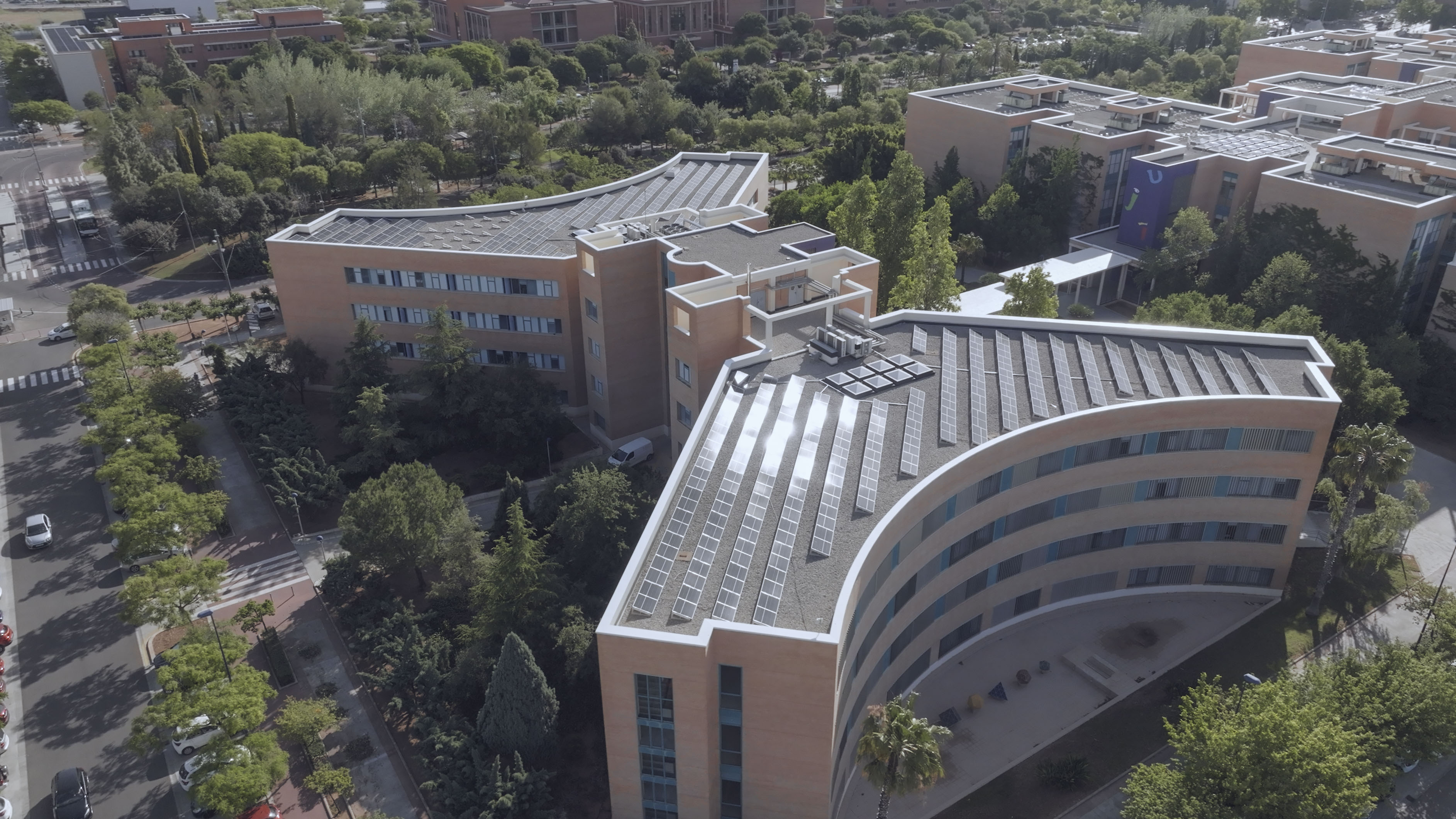 Plaques solars a la coberta de la ESTCE - 