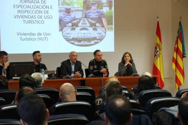 El Ayuntamiento de València forma a sus policías locales para controlar los pisos turísticos ilegales     


