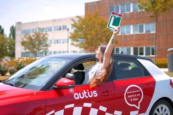Autius, la autoescuela de la teórica en 6 días, aterriza en Valencia con un 2x1 en sus packs de prácticas