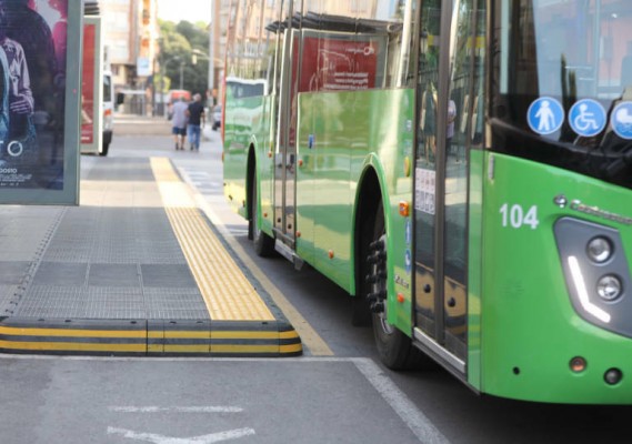 Som Castelló pide reducir el gasto de protocolo y alcaldía para mantener la gratuidad del bus a los jóvenes