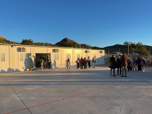 Los alumnos del colegio Rosario Pérez de la Vall d'Uixó estrenan los barracones tras las vacaciones