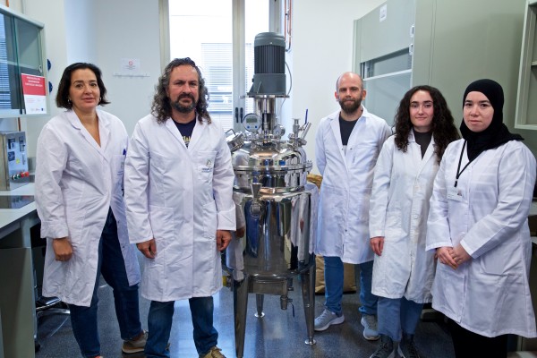 La UA desarrolla una planta piloto para eliminar todos los contaminantes del plástico reciclado