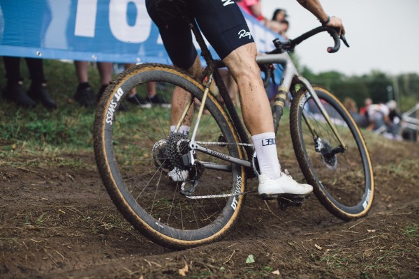 Van Aert, Van del Poel y Pidcock retoman en Benidorm su épico duelo en la Copa del Mundo