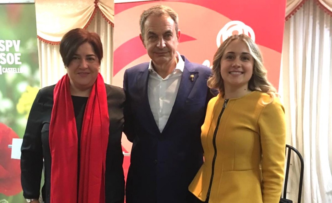 Antonia García Valls, primera por la izquierda, con Rodríguez Zapatero y Tania Baños. - 