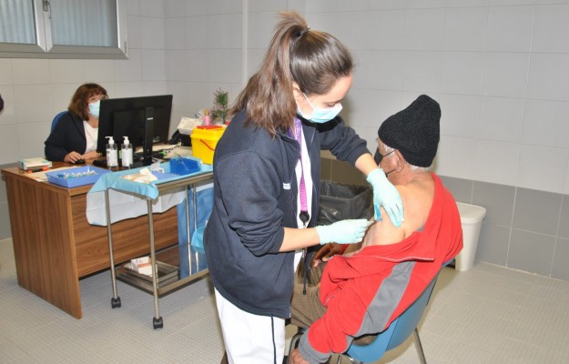 Los ciudadanos valencianos se vacunan sin cita de gripe y covid por 