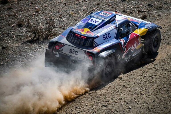 Sainz pierde el liderato del Dakar en coches y Benavides gana en motos tras varias sanciones
