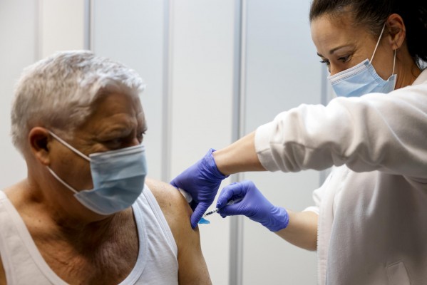Los ciudadanos valencianos se vacunan sin cita de gripe y covid por 