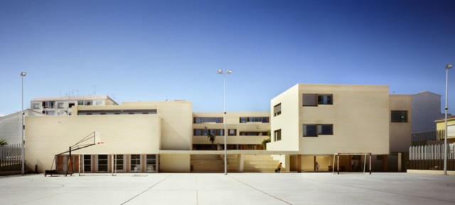 Rafael Zarzoso asume la reforma de un colegio de Pego para acabar con años de humedades y filtraciones

