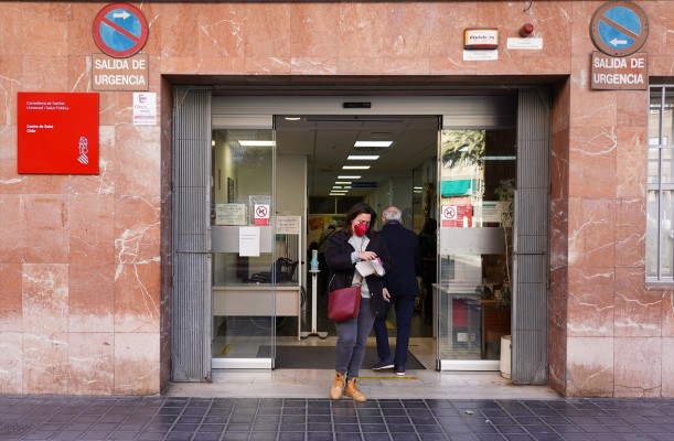 Sanidad y CCAA no acuerdan el uso obligatorio de las mascarillas en centros sanitarios, residencias y farmacias