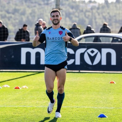 Postigo se incorpora al grupo y podría jugar ante el Albacete
