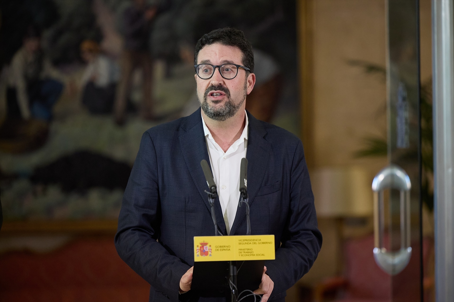 Trabajo avisa a la CEOE de que si no firma una subida del SMI del 4%, acordarán una mayor con los sindicatos