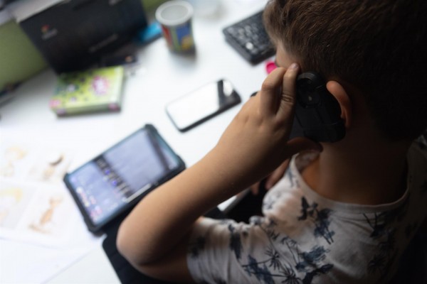 La prohibición del uso del móvil en centros escolares será de aplicación a partir de este lunes
