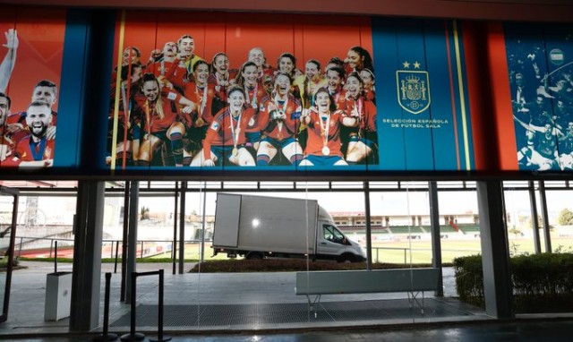 La RFEF rediseña los vinilos de la Ciudad del Fútbol para incorporar imágenes de sus jugadoras