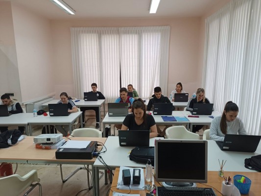 El SEF concedió un total de 4.291 becas y 1,4 millones a parados que han realizado formación