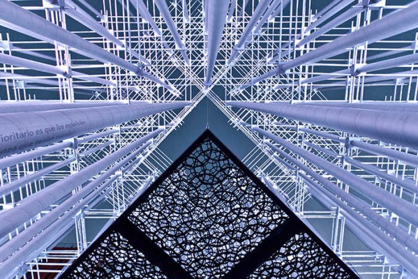 Un templo en el desierto: Radiante crea el espectáculo de luz para la ‘falla’ del Burning Man