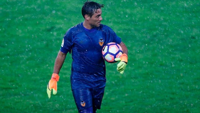 Diego Alves, tranquilo por su futuro pese a quedarse inédito en la gira inglesa