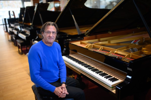 El hombre que afina los pianos más selectos