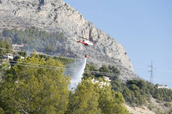 Un incendio en Altea Hills obliga a cortar la AP7, la N332 y el Tram y provoca el desalojo de viviendas