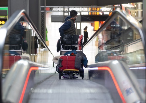 La huelga de Iberia provoca 24 cancelaciones de vuelos en los aeropuertos de Valencia y Alicante