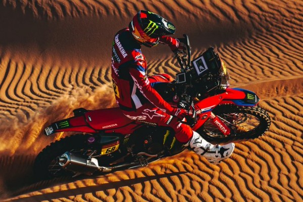El valenciano Tosha Schareina gana el prólogo de motos en su debut con el equipo Honda