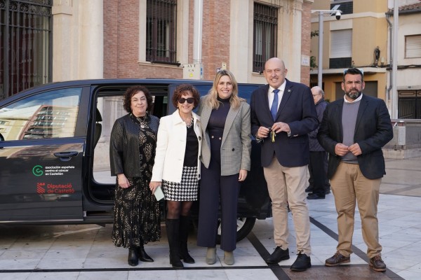 La Diputación entrega un vehículo a la AECC para facilitar el traslado de pacientes y profesionales