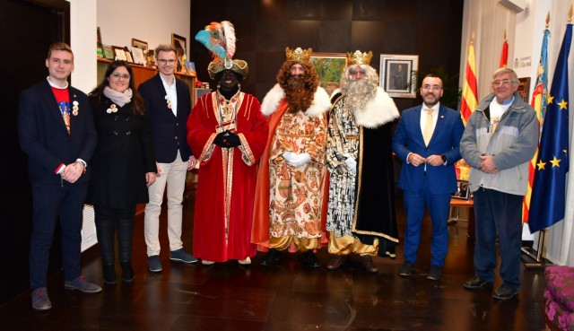 Vila-real recibe a los Reyes Magos con su tradicional Cabalgata de la Joventut Antoniana