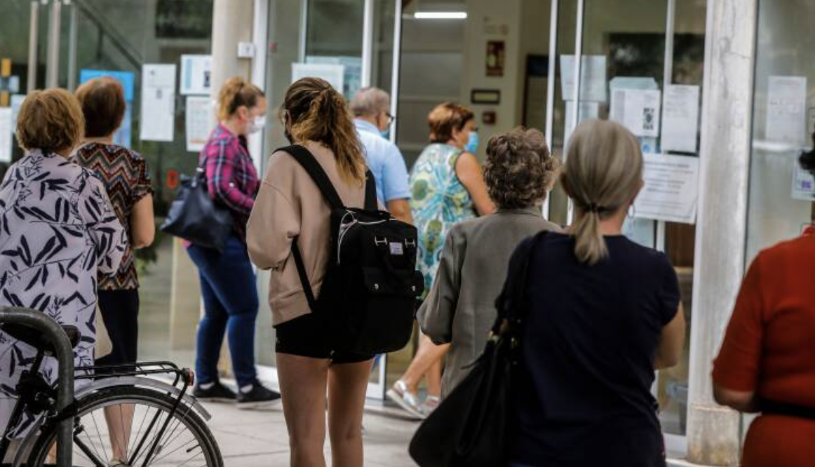 Sanidad implanta el uso de mascarilla obligatoria en todos los centros sanitarios valencianos
