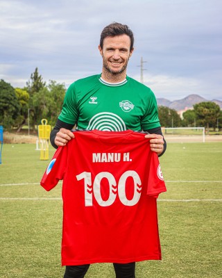 Manu Herrera alcanza los cien partidos con el Intercity... y quiere volver al fútbol profesional