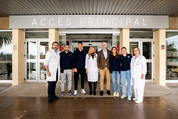 El presidente y jugadores del Levante visitan a los pacientes del hospital de Sagunto
