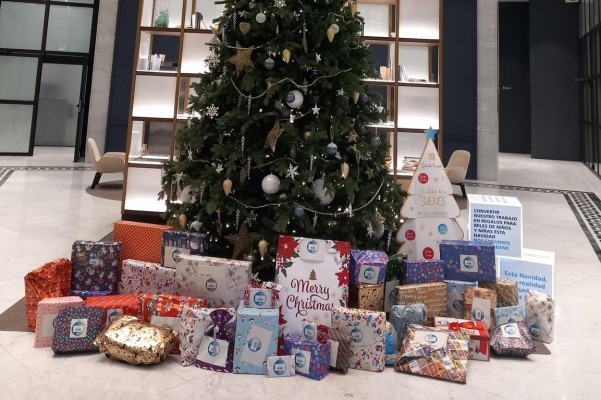 'El Árbol de los Sueños' de CaixaBank entrega 2.219 regalos a niños vulnerables de la Comunitat
