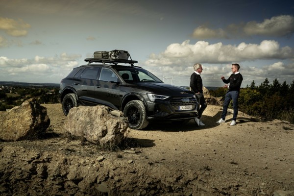 Seguro en carretera y en conducción off-road: el Audi Q8 e-tron edition Dakar
