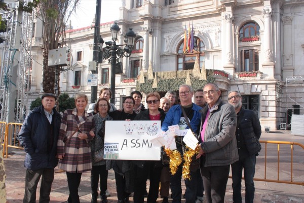 Vecinos de Orriols entregan carbón al Ayuntamiento por las